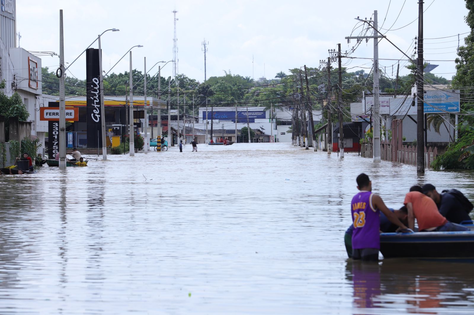 Rio Branco registra 11 vias com trânsito interrompido por conta da enchente; não há prazo para liberação